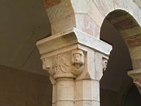 Saint-Genis-les-fontaines, Cloitre, Chapiteau, Tete de femme (3)